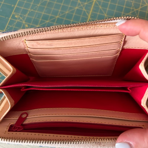 Checkered zip around dooney and bourke wallet - Picture 2 of 4